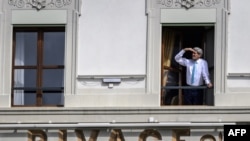 Госсекретарь США Джон Керри выглядывает из окна отеля Beau-Rivage в Лозанне, иллюстрационное фото