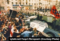 切尔诺贝利通往明斯克的道路，1996 年。 照片由 Giorgi Likhtarovich 拍摄，来自公共网络档案馆“Vytoki”。