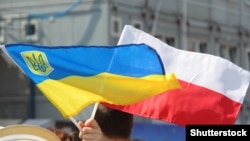 Прапори України і Польщі під час однієї з акції протесту в столиці Польщі проти агресії Росії щодо України. Варшава, 2014 рік