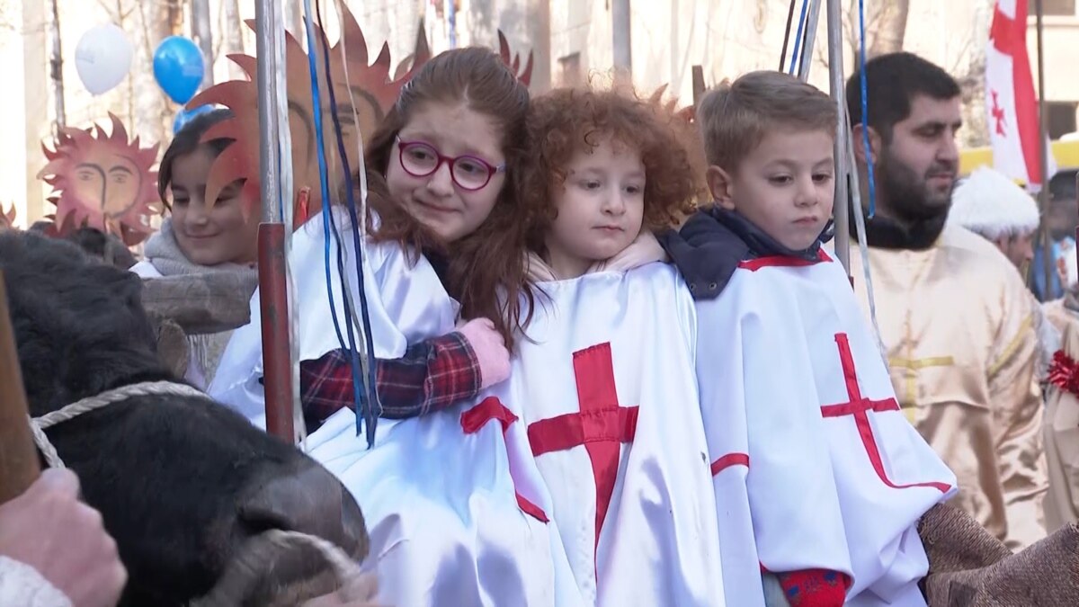 Tbilisi, Georgia. 7th Jan, 2016. Georgian people march during Alilo, a  religious procession, to celebrate the Orthodox Christmas in Tbilisi,  capital of Georgia, on Jan. 7, 2016. Georgians celebrate Christmas on Jan.