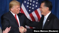 ملاقات رامنی و ترامپ در سال ۲۰۱۲، زمانی که ترامپ در جریان رقابت‌های انتخاباتی در هتلش در لاس‌وگاس از رامنی حمایت کرد