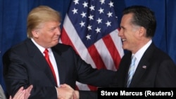 Архивное фото: бизнесмен Дональд Трамп приветствует кандидата на пост президента США от республиканцев Митта Ромни, 2012 год