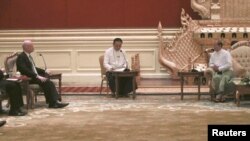 Visiting British Foreign Secretary William Hague (left) meets with Myanmar President Thein Sein (right) in Naypyitaw on January 5.