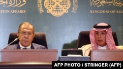 Министр иностранных дел России Сергей Лавров (слева) и саудовский министр иностранных дел Адель аль-Джубейр на пресс-конференции в саудовском городе Джедда. 10 сентября 2017 года. 