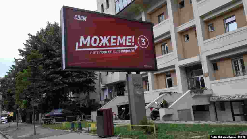 Рекламен билборд на СДСМ со полтичка парола „Можеме“.