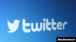 Логотип социальной сети Twitter на экране.