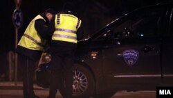 Илустрација - Архивска фотографија од екипа на сообраќајната полиција на терен