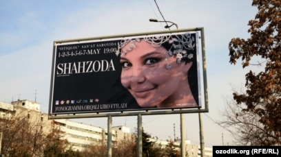 Qora tanlilar bilan uy qurilishi anal porno Politsiyachi uning anusini hibsga oldi va u bilan anal jinsiy aloqada boldi.