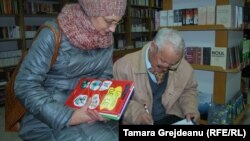 Scriitorul Vladimir Beşleagă dând un autograf