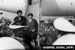 Рухолла Хомейни во время прибытия в Тегеран из Парижа, 1 февраля 1979 года.