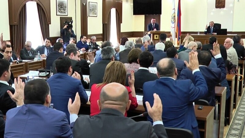 Внеочередная сессия Совета старейшин Еревана прошла в напряженной атмосфере