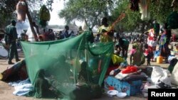 Sudani Jugor - Persona të zhvendosur janë strehuar brenda një tende të improvizuar për t'i mbrojtur nga mushkonjat, në kampin e refugjatëve në qytetin Bor, 07 janar, 2014