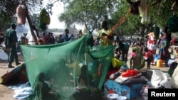 Беженцы в Южном Судане укрываются от москитов. Бор, 30 декабря 2013 года. 