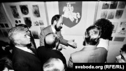 Выстава ў фае Авальнай залі, Алег Трусаў распавядае пра "Пагоню". Верасень 1991, фота Ул. Сапагова (vytoki.net).