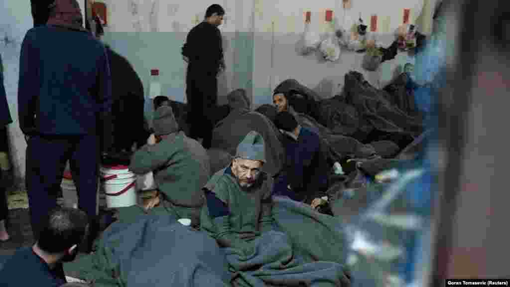 Zatvorenici leže u zatvorskoj ćeliji u gradu Hasaka, 7. siječnja 2020. godine. Reporteri Reutersa navode da su vidjeli više od 50 muškaraca kako leže na podu jedne ćelije bez gotovo ikakvog prostora za kretanje. Prirodnog svjetla skoro da i nema, dok je u ćeliji zrak ustajao.