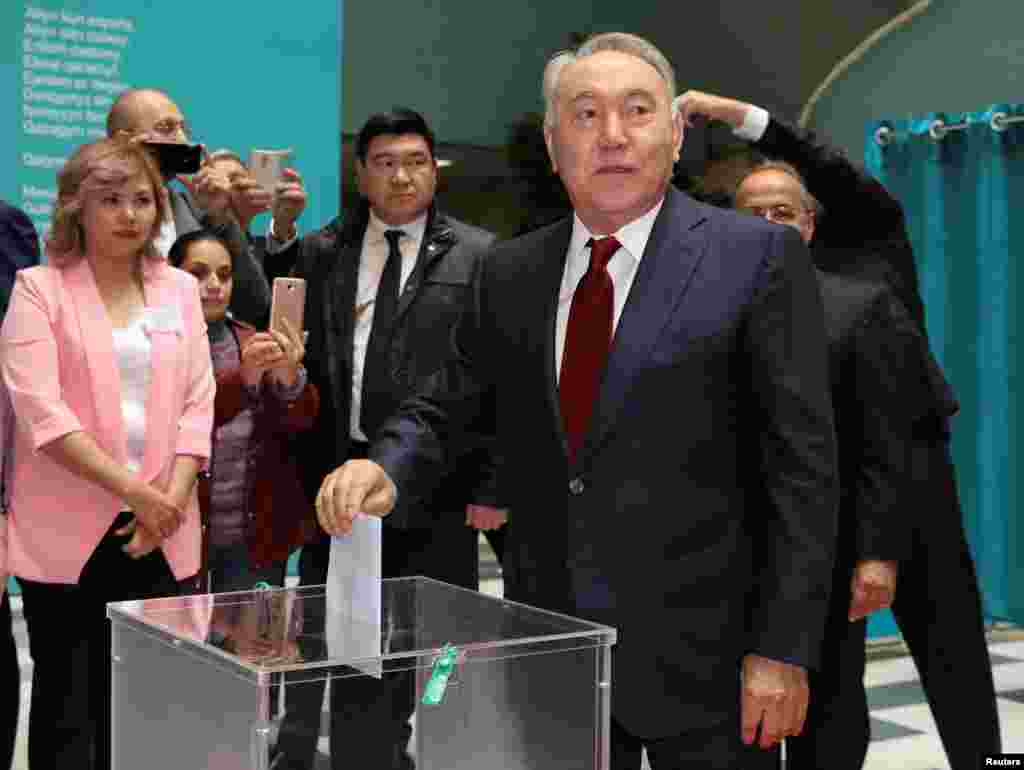 Казакстандын экс-президенти Нурсултан Назарбаев добуш берди.