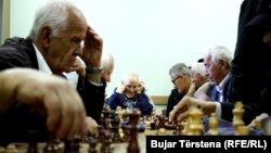Pensionistët duke luajtur shah. 