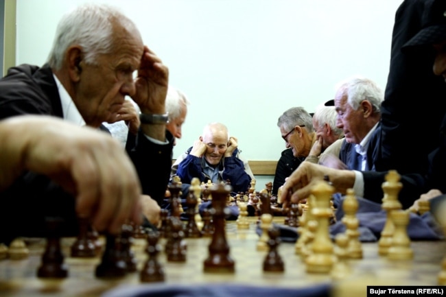 Pensionistë duke luajtur shah në Prishtinë. (Foto: Radio Evropa e Lirë).
