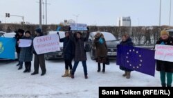 Митинг за освобождение политических заключенных, отмену решения суда о запрете движения «Демократический выбор Казахстана» (ДВК) и за выполнение Казахстаном своих обязательств в области прав человека у здания представительства ЕС. Нур-Султан, 26 ноября 2019 года.