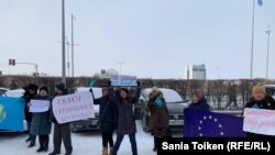 Первый день митинга за освобождение политических заключенных, отмену решения суда о запрете движения «Демократический выбор Казахстана» (ДВК) и за выполнение Казахстаном своих обязательств в области прав человека у здания представительства ЕС. Нур-Султан, 26 ноября 2019 года.