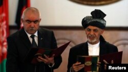 Președintele Ashraf Ghani, în dreapta împreună cu fostul vice-președinte al Afganistanului, Abdul Rashid Dostum, în stânga.