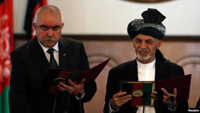 Сбежавший президент Афганистана Ашраф Гани (справа) и вице-президент Абдул Рашид Дустум (фото из архива)