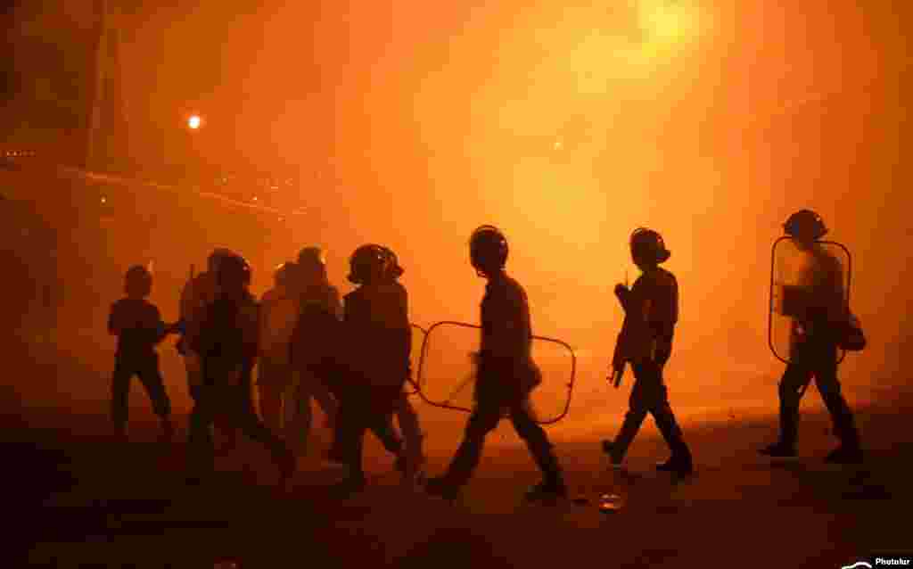 Armenia - Riot police disperse protesters in Yerevan's Sari Tagh neighborhood, 29Jul2016.