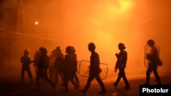 Armenia - Riot police disperse protesters in Yerevan's Sari Tagh neighborhood, 29Jul2016.