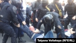 Петербургда намойишни тарқатиш пайтида шаҳар кенгаши депутати Максим Резник ҳам қўлга олинди.