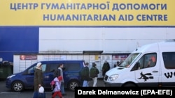 Бегалци од Украина во хуманитарен центар во Полска