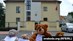 Эътирози хирсакҳо дар назди бинои сафорати Беларус дар Прага