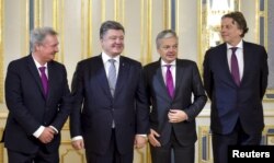 Petro Poroșenko cu miniștrii de externe ai țărilor din Benelux: Didier Reynders (Belgia, al doilea din dreapta), Jean Asselborn (stânga, Luxembourg) și Bert Koenders (Olanda) în Kiev .