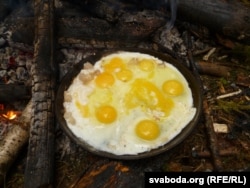 Згатаваная на абрадавым вогнішчы яечня. Смаката