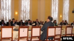 Участники конференции «Председательство Казахстана в ОБСЕ: вызовы и возможности» за столом переговоров. Астана, 28 октября 2009 года.