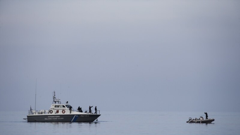 Anija me migrantë fundoset afër ishullit grek