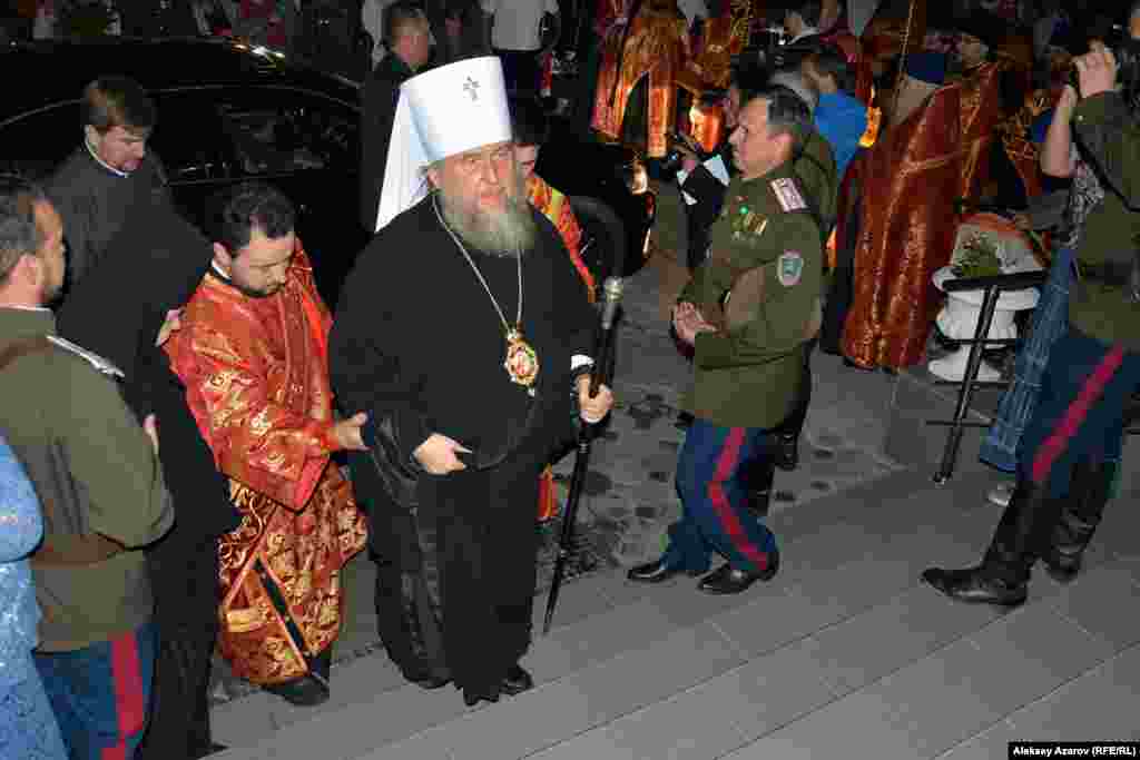 В машине, доставившей икону, приехал и митрополит Александр – глава Казахстанского митрополичьего округа, епископ Астанайский и Казахстанский.