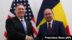 Secretarul de stat al Statelor Unite, Mike Pompeo (stânga), dând mâna cu ministrul român de externe Bogdan Aurescu. Bruxelles, 20 noiembrie 2019