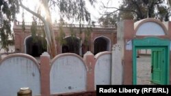 سهارګل امیرزی وايي چې د مهترلام بابا د زیارت ودانۍ چې اوس یوڅه تخریب شوې ده، د امیرحبیب الله خان د واکمنۍ پرمهال په بشپړډول او د حامد کرزي په واکمنۍ یو څه ترمیم شوې ده.