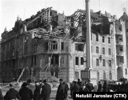 Будівля, пошкоджена бомбардуванням 14 лютого 1945 року під час наступу військ антигітлерівської коаліції. Прага