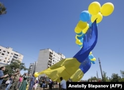 Locuitori din Avdiivka lansează baloane cu un imens drapel ucrainean în timpul Zilei Independenței, în august 2018.