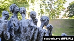 Элемэнт мэмарыялу ахвярам Галакосту ў Менску. Архіўнае фота