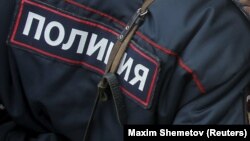 Надпись «Полиция» на форме российского полицейского.