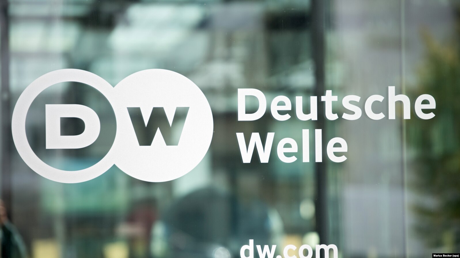 Чей канал dw. Deutsche Welle Телеканал. Дойче велле логотип. DW картинки. DW на русском.