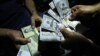 دلار در بازار آزاد ایران دوباره تا ۱۳ هزار تومان اوج گرفت