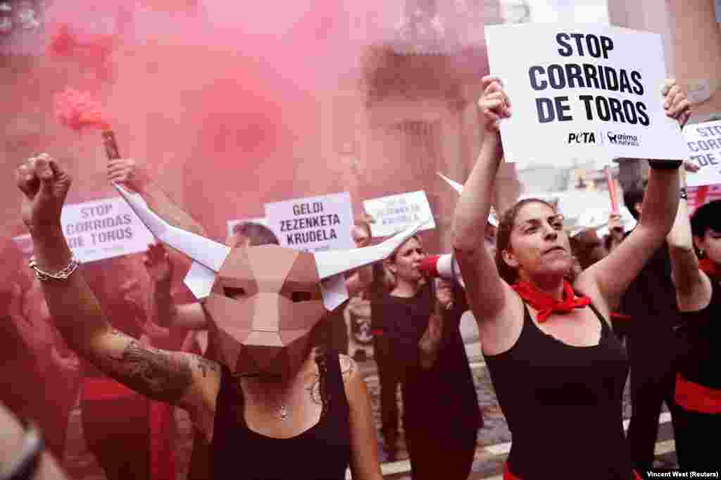 &nbsp;Pamplonada san Fermin festiwaly başlanmazyndan öň öküz söweşine garşy proteste çykan deonstrasiýaçylar. Ispaniýa. (Reuters/Vincent West)