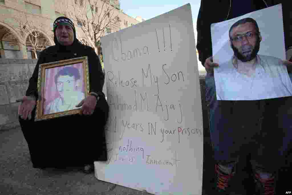Zapadna Obala - Palestinka sa fotografijom sina demonstrira u Bethlehemu, 22. mart 2013. Foto: AFP / Hazem Bader