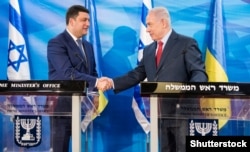 Прем’єр-міністр України Володимир Гройсман (ліворуч) і прем’єр-міністр Ізраїлю Біньямін Нетаньягу. Тель-Авів, 15 травня 2017 року