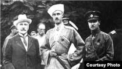 Прем'єр-міністр уряду Півдня Росії Олександр Кривошеїн (зліва), генерал Петро Врангель (посередині) та генерал Павло Шатилов (праворуч). Крим, 1920 рік