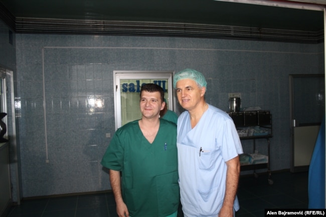Dokter Dražen Erić (kiri) di foto bersama rekannya Milomir Ninković