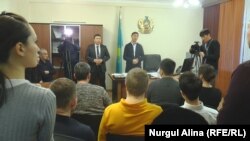 "Тұрғын үй құрылыс жинақ банкі" өкілдері салымшылардың сұрақтарына жауап беріп жатыр. Петропавл, 24 қаңтар 2020 жыл.